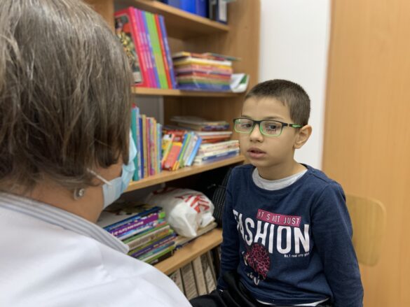 Imagine copil cu ochelari la consult oftalmologic